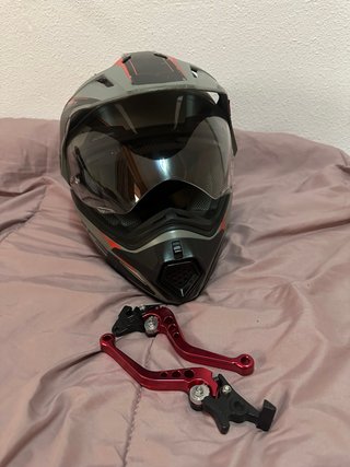 Casco de moto trail gris y rojo