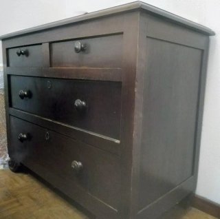 Mesa de comedor de madera y habitación