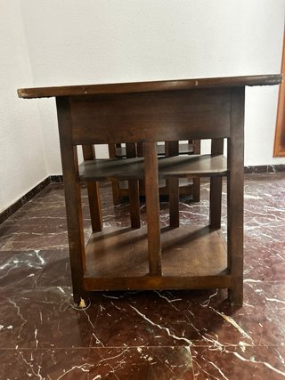 Mesa de madera estilo clásico