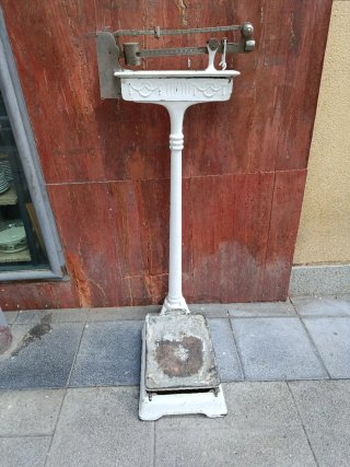 Báscula antigua farmacia blanca