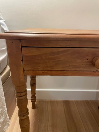 Mesa auxiliar madera de pino con cajón