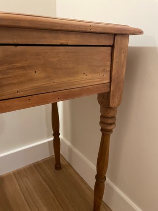 Mesa auxiliar madera de pino con cajón