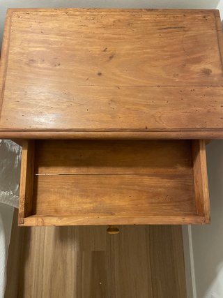 Mesa auxiliar madera de pino con cajón
