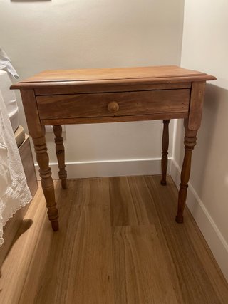 Mesa auxiliar madera de pino con cajón
