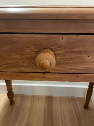 Mesa auxiliar madera de pino con cajón