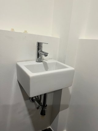 Lavabo pequeño con grifo