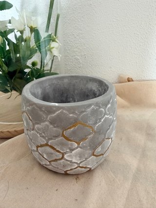 Maceta de piedra gris y dorada