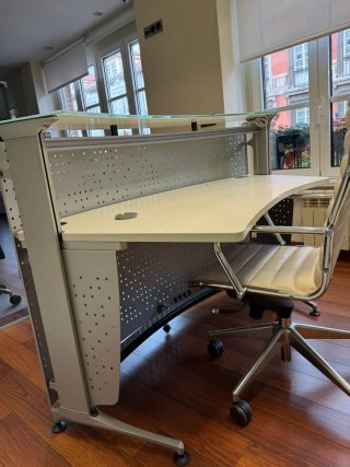 Mueble de recepción curvo metal y cristal