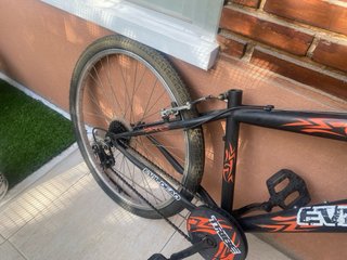 Bicicleta EVIL DEAD para reparar