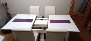 Mesa extensible blanca y 4 sillas piel