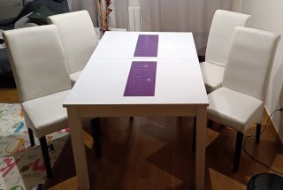 Mesa extensible blanca y 4 sillas piel