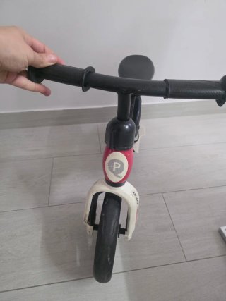 Bici sin pedales roja y blanca