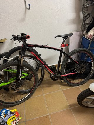 Bicicleta eléctrica negra y roja