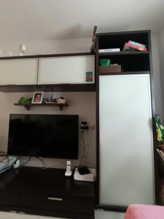 Mueble de salón madera y puertas de cristal