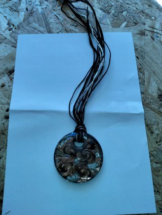 Collana con ciondolo rotondo