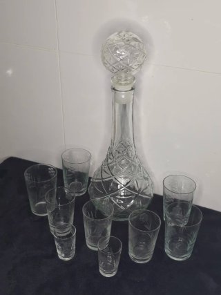 Licorera y 9 vasos cristal tallado