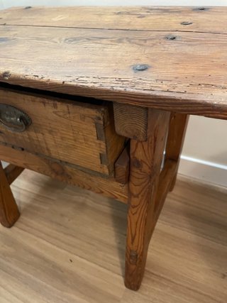 Mesa tocinera vintage de madera de pino