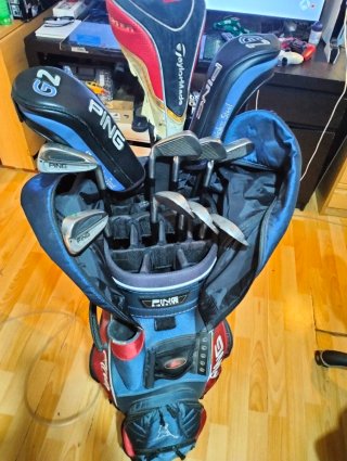 Bolsa de palos de golf Ping con palos