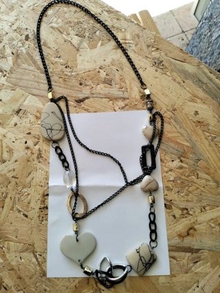 Collana lunga con ciondoli geometrici