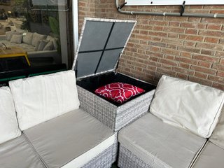 Sofá rinconera + mesa + baúl mimbre