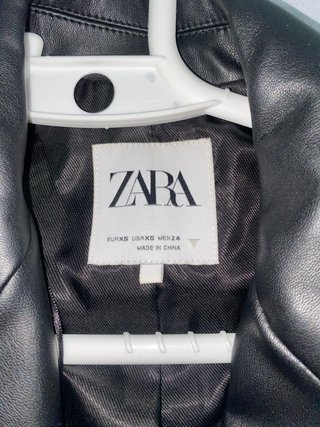 Chaqueta Zara efecto piel negra