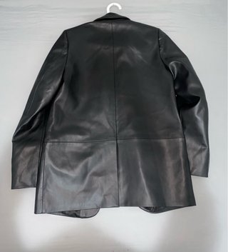 Chaqueta Zara efecto piel negra