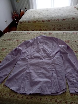Camisa morada con rallitas finas