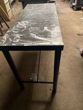 Mesa de trabajo metálica azul