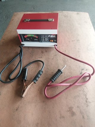 Cargador y comprobador de baterías Ferve F-814