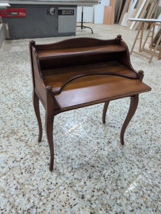 Escritorio de madera teñida