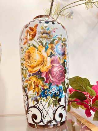 Jarrón de cerámica multicolor con flores
