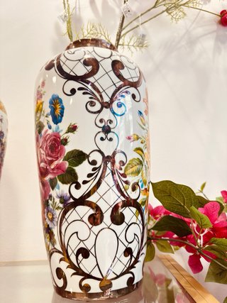Jarrón de cerámica multicolor con flores