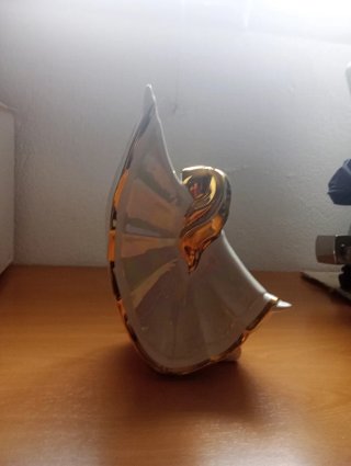 Figura de porcelana dorada y blanca