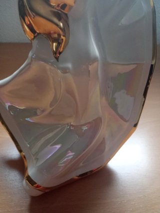 Figura de porcelana dorada y blanca