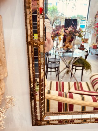 Espejo decorativo dorado con marco de metal