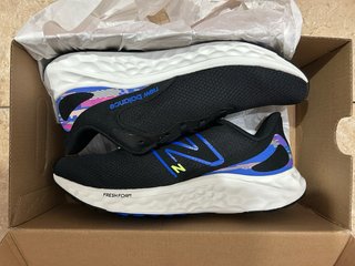 Zapatillas New Balance Negras y Azules