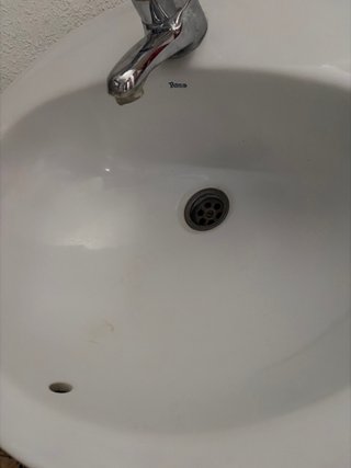 Lavabo de baño con grifo roca
