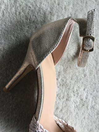 Sandalias doradas tacón alto tela