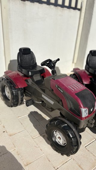 Tractor Valtra a pedales infantil
