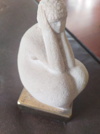Figura de piedra mujer pensativa