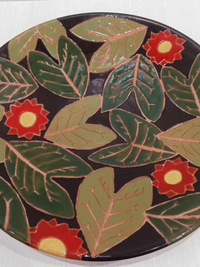 Prato de cerâmica decorado com flores e folhas