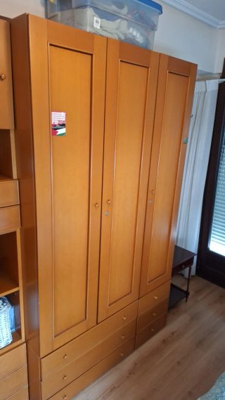 Armario de madera marrón