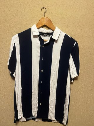 Camisa Bershka Rayas Azul Marino y Blanco Talla M