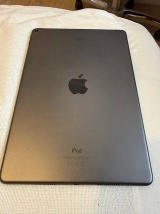 iPad Air 3 Gris 2019 con cable