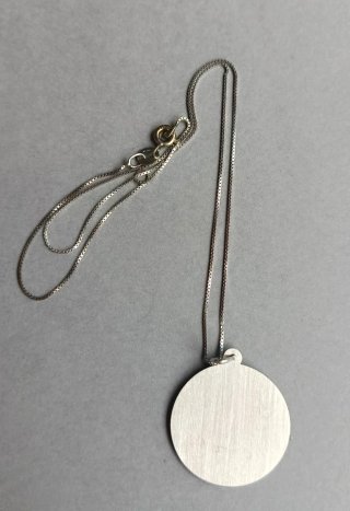 Collar de plata con colgante grabado