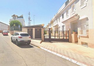 Casa adosada en venta en Utrera