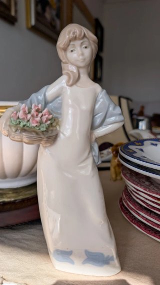 Figura porcelana mujer con cesta flores