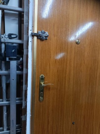 Puerta blindada con cerraduras de seguridad