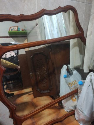 Aparador de madera con mármol y espejo