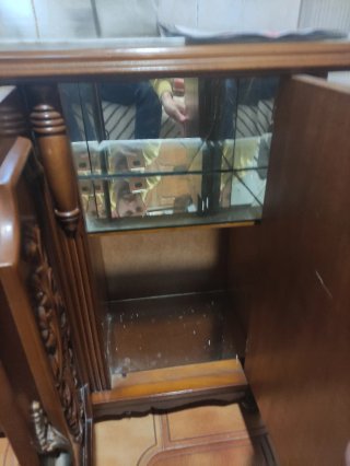 Aparador de madera con mármol y espejo